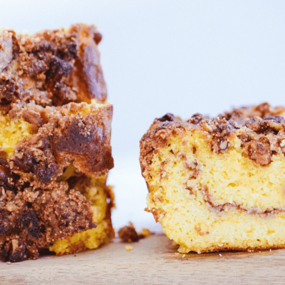 koolhydraatarme kruidige cake van amandelmeel met kruimellaag van bovenaf