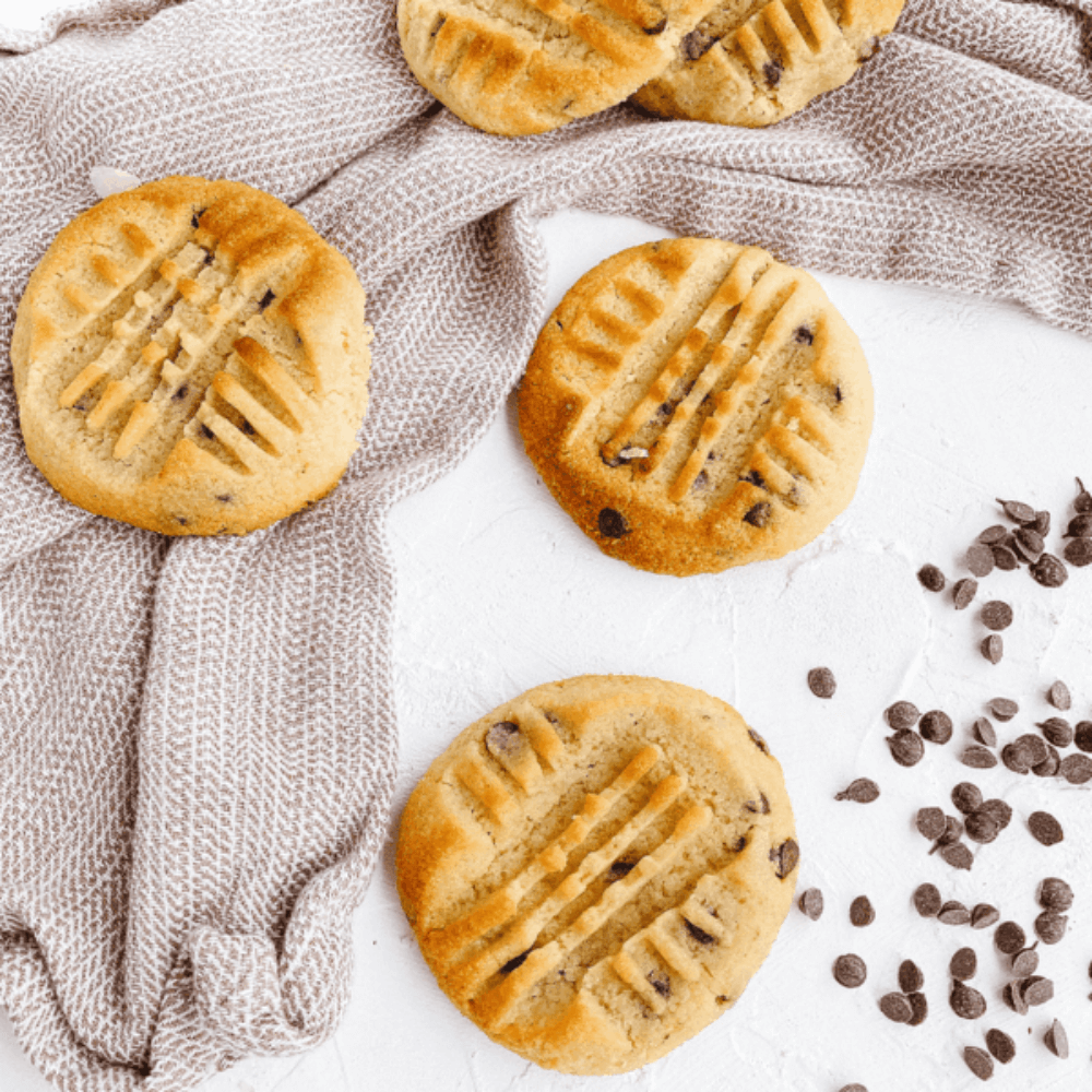 Koolhydraatarme chocolate chip cookies gemaakt met amandelmeel
