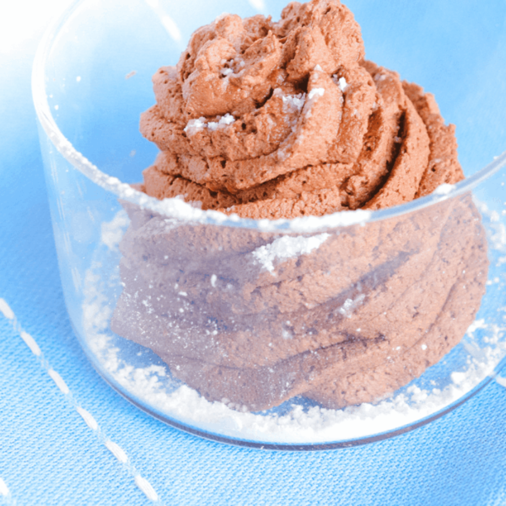 Koolhydraatarme chocolade room met romige structuur en pure cacao