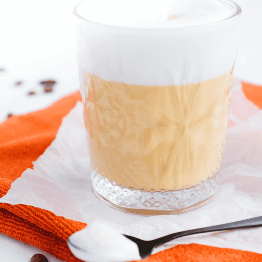 bulletproof latte macchiato met romige schuimlaag in een glas