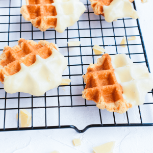 Gezonde wafels met lichte chocolade coating op een rooster geserveerd als evenwichtige traktatie