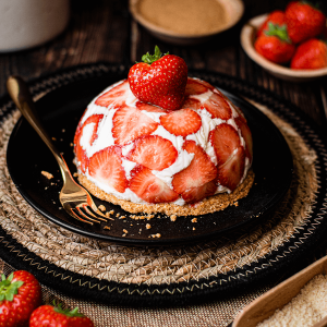 Mini kwarktaartje met romige kwarkvulling, een krokante bodem en verse aardbeien als topping.