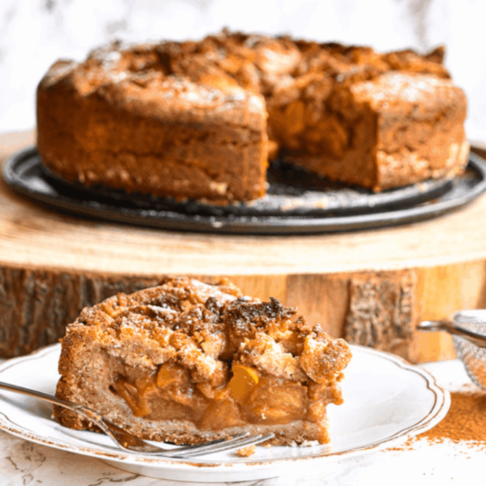 keto koolhydraatarme appeltaart met courgette op bord