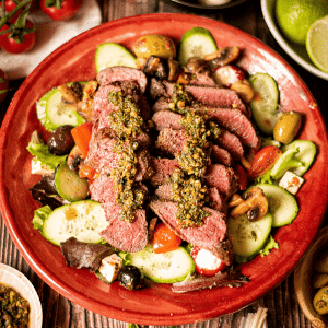 Gezonde keto chimichurri salade met gegrilde steak rijk aan smaak en voedingswaarde