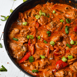 Koolhydraatarm duiveltjeskip gerecht met pittige saus en champignons geserveerd op een bord