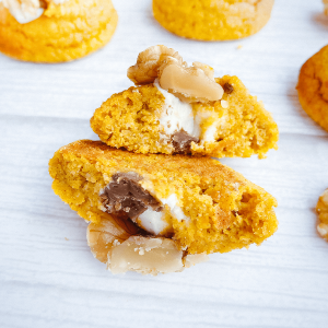 Gezonde koolhydraatarme pompoenkoekjes met zachte structuur en warme kruiden op een bord