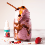 Bosvruchten smoothie met romige paarse structuur en donkere saus in een glazen pot