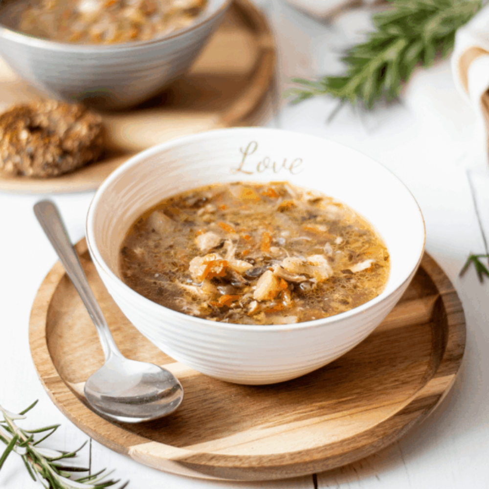 gezonde koolhydraatarme kippensoep met verse groenten