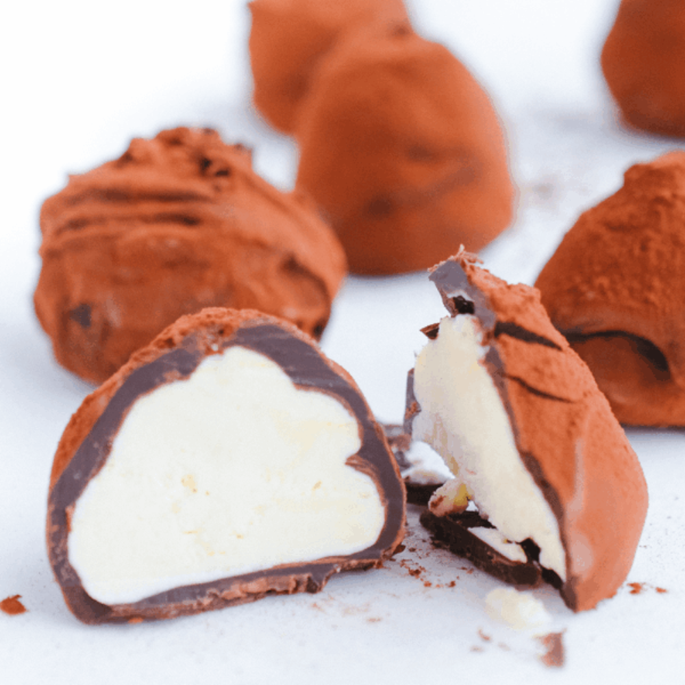 Koolhydraatarme chocolade truffels met romige vulling en cacaopoeder