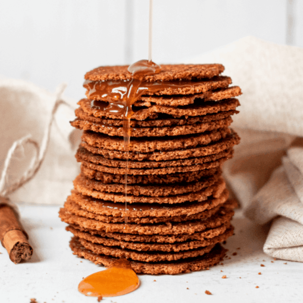 Suikervrije koolhydraatarme stroopwafels met stroopvervanger gestapeld op tafel