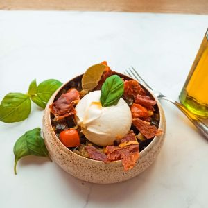 Keto burrata ovenschotel met goudbruin gebakken courgette, aubergine, tomaat, serranoham en verse basilicum