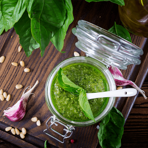 Koolhydraatarme verse pesto met basilicum Parmezaan en pijnboompitten op tafel