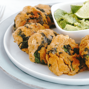 Koolhydraatarme kipburgers met guacamole en spinazie als lichte en voedzame maaltijd