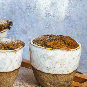 Koolhydraatarme chocolade soufflé met luchtige structuur, geserveerd als suikervrij dessert.