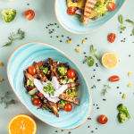 Snelle keto diner met gegrilde zalm salade verse groenten en romige dressing op blauwe borden