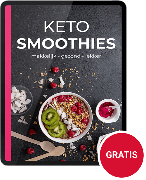Een tablet die de cover toont van het gratis digitale kookboek "KETO SMOOTHIES" van Gezonderecepten.nl, met een smoothie bowl gegarneerd met granola, verse frambozen, gesneden kiwi en kokosvlokken, naast een klein schaaltje kokosstukjes, een schaaltje rood poeder en twee houten lepels, gericht op koolhydraatarme, keto-vriendelijke smoothies.