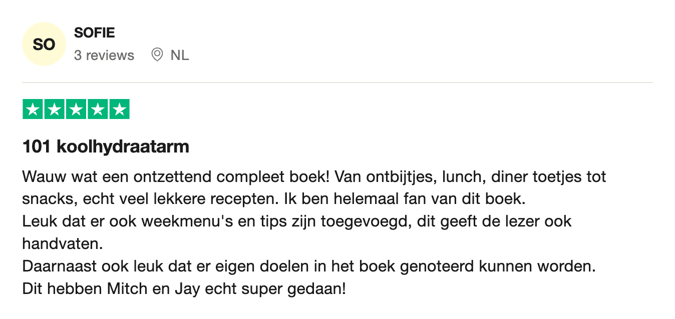 Positieve vijfsterrenrecensie voor het Nederlandse kookboek "101 Koolhydraatarm" van Gezonderecepten.nl, met lof voor de volledigheid, heerlijke recepten voor ontbijt, lunch, diner, desserts en snacks, de opname van weekmenu’s, het bijhouden van persoonlijke doelen en handige tips