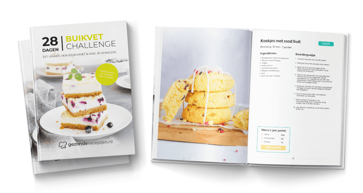 Hardcover kookboek “28 Dagen Buikvet Challenge” van Gezonderecepten.nl met koolhydraatarme en keto recepten voor gewichtsverlies, met op de cover een gestapeld dessert met bessen en een open pagina met het recept “Koekjes met Rood Fruit”, inclusief ingrediënten, bereidingswijze en voedingswaarden per portie.