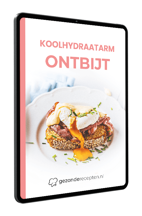 Tablet met de cover van het digitale kookboek “KOOLHYDRAATARM ONTBIJT” van gezonderecepten.nl, met een keto-vriendelijke Eggs Benedict op een koolhydraatarme muffin, belegd met ham of bacon, gepocheerd ei met lopende dooier, romige saus en fijngehakte groene kruiden — recepten voor koolhydraatarme ontbijtgerechten.