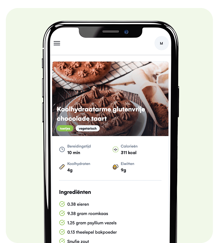 Een smartphonescherm met een recept van Gezonderecepten.nl voor een koolhydraatarme, glutenvrije chocoladetaart: Nederlandse tekst met ingrediënten zoals eieren, roomkaas, psylliumvezels, bakpoeder en zout; recepttype is toetje en vegetarisch, bereidingstijd 10 minuten, 311 kcal, 4g koolhydraten, 9g eiwit — te vinden in de Gezonderecepten.nl maaltijdplanner-app.