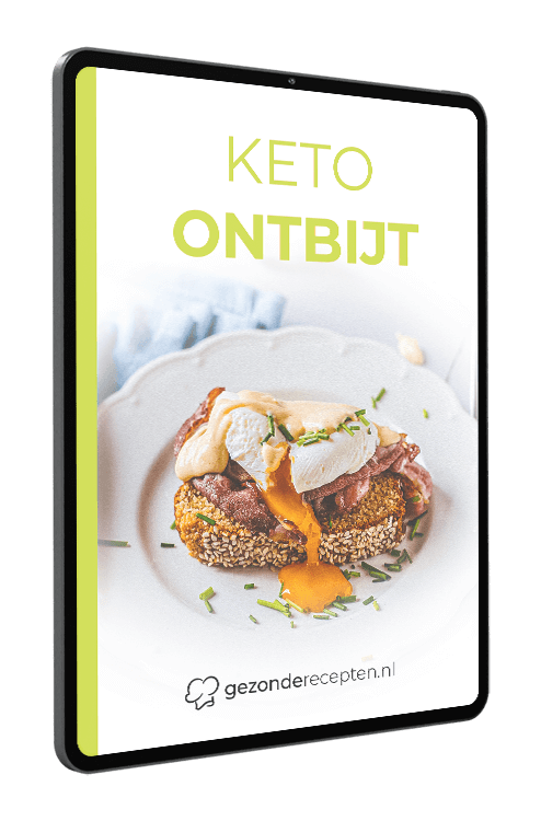 Een tablet met de cover van het digitale kookboek "KETO ONTBIJT" van Gezonderecepten.nl: een koolhydraatarme Eggs Benedict met een laag-carb basis, ham of spek, gepocheerd ei met lopende dooier en romige saus, gegarneerd met fijngehakte kruiden; titel in het Nederlands "KETO ONTBIJT" — bevat koolhydraatarme, keto-vriendelijke ontbijtrecepten.
