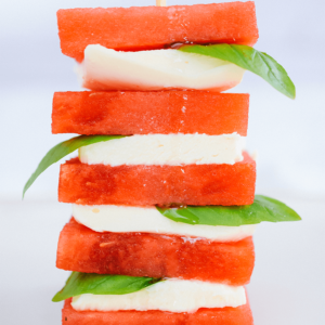 Koolhydraatarme watermeloen caprese salade. Een zoet zoute maaltijd, ideaal voor gezond dieet en gewichtsverlies.