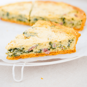 Keto quiche New York style. Een heerlijke koolhydraatarme en keto vriendelijke hartige taart voor gezond eten en gewichtsverlies.