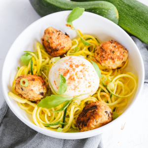 Koolhydraatarme courgette pasta met kipgehaktballetjes. Een kleurrijke koolhydraatarme keto maaltijd ideaal voor gezond dieet en gewichtsverlies.