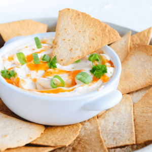 Keto Zero tortilla chips met gezonde dip. Een smakelijke koolhydraatarme keto snack ideaal voor gezond dieet en gewichtsverlies.