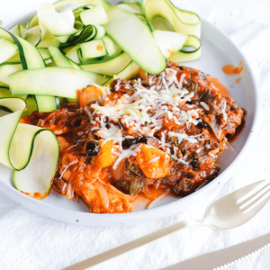 Koolhydraatarme courgette ovenschotel met kip en groenten. Een gezond koolhydraatarm en keto vriendelijk alternatief voor traditionele pasta.