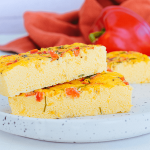 Keto eiertaart met cheddar en paprika. Een koolhydraatarme keto ontbijt of meal prep maaltijd, ideaal voor gezond dieet en gewichtsverlies.