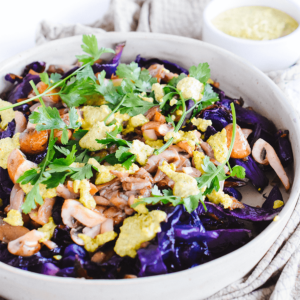 Koolhydraatarme geroosterde rode kool met champignons en pesto. Een smaakvolle, koolhydraatarme en keto vriendelijke salade voor gezond gewichtsverlies.