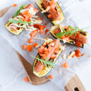 Koolhydraatarme courgette hotdogs. Een koolhydraatarme keto en glutenvrije variant van klassieke hotdogs, ideaal voor gezond dieet en gewichtsverlies.