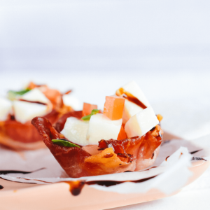 Koolhydraatarme parmaham cupjes met mozzarella en tomaat. Een zoet zoute koolhydraatarme keto starter ideaal voor gezond dieet en gewichtsverlies