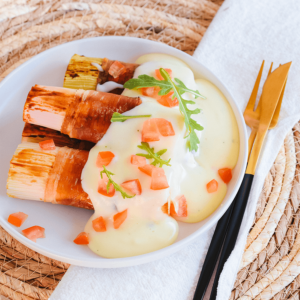 Koolhydraatarme prei ovenschotel met kaassaus. Een smaakvolle koolhydraatarme keto maaltijd voor gezond dieet.