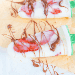 Keto aardbeienroomijsjes met suikervrije chocolade – Romige yoghurt-ijsjes met verse aardbeien, afgewerkt met een luxe laagje suikervrije chocolade. Perfect voor een verfrissend, gezond tussendoortje zonder toegevoegde suikers.