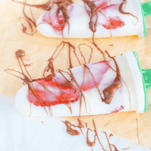 Keto aardbeien roomijsjes met suikervrije chocolade. Perfect voor een verfrissend, gezond tussendoortje zonder toegevoegde suikers.