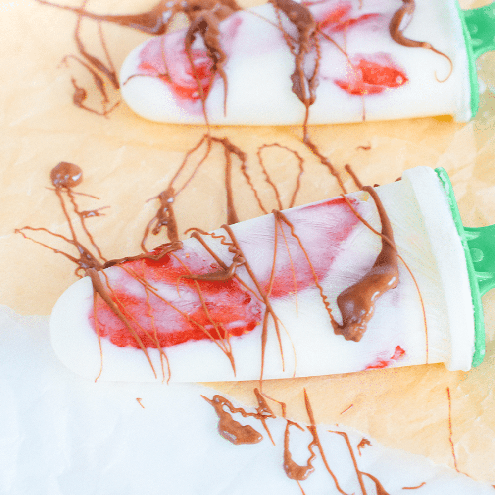 Keto aardbeienroomijsjes met suikervrije chocolade – Romige yoghurt-ijsjes met verse aardbeien, afgewerkt met een luxe laagje suikervrije chocolade. Perfect voor een verfrissend, gezond tussendoortje zonder toegevoegde suikers.