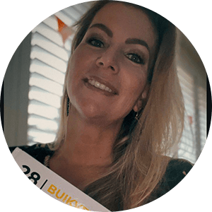 Portret van een persoon die het Nederlandse kookboek "28 Dagen Buikvet Challenge" vasthoudt, een koolhydraatarm dieetboek voor gewichtsverlies — een tevreden klant van Gezonderecepten.nl.