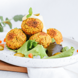 Keto vegan pompoen falafel met specerijen. Een koolhydraatarme keto vriendelijke vegetarische maaltijd ideaal voor gezond dieet en gewichtsverlies.