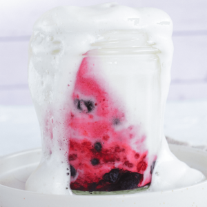 Koolhydraatarme luchtige aquafaba mousse. Een koolhydraatarm, keto vriendelijk dessert ideaal voor gezond eten en gewichtsverlies.