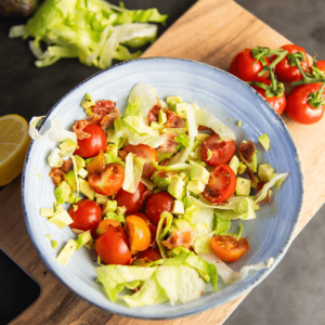 Keto BLT bowl met gesneden sla, cherrytomaatjes, blokjes avocado en verkruimelde spekjes. Een lowcarb en gezonde dieetoptie.