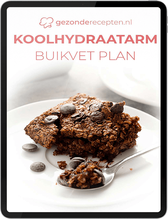 Een tablet met de pagina Koolhydraatarm Buikvet Plan van gezonderecepten.nl, met een koolhydraatarme brownie-achtige dessert met chocoladestukjes op een wit bord, symbool voor een gezond koolhydraatarm dieetplan om buikvet te verbranden en af te vallen.