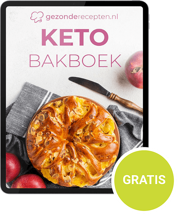 Een tablet met de cover van het “Keto Bakboek” van Gezonderecepten.nl, met een gevlochten dessert met amandelschijfjes naast appels en een gestreepte doek, en een groene cirkel met “GRATIS” — met koolhydraatarme bakrecepten voor een gezonde keto levensstijl.