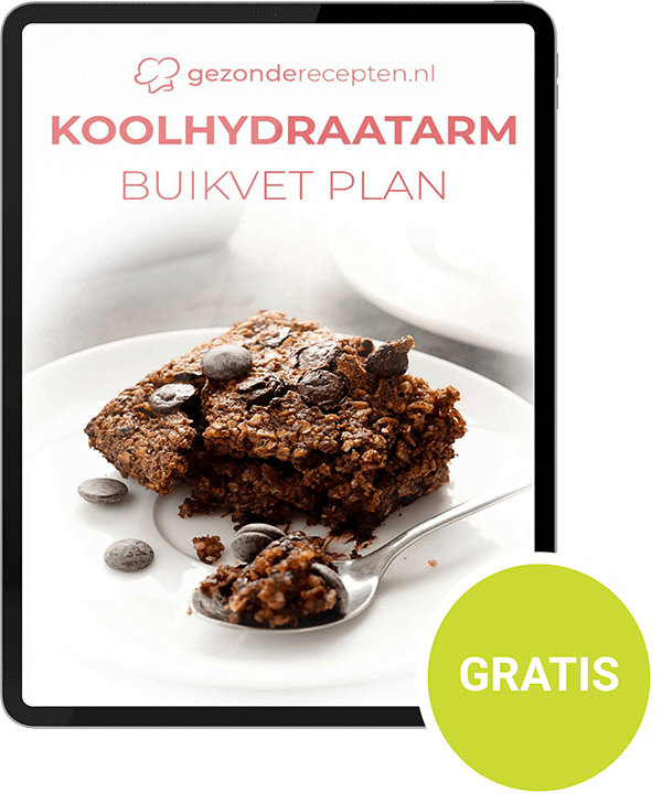 Een tablet met de cover van het “Koolhydraatarm Buikvet Plan” van Gezonderecepten.nl, met een chocoladedessert met chocoladestukjes op een wit bord, een koolhydraatarm, keto-vriendelijk plan voor gezond eten en gewichtsverlies.