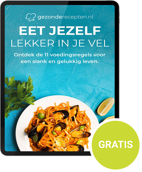Een tablet met de cover van “Eet Jezelf Lekker in Je Vel” van Gezonderecepten.nl, met een kom zeevruchtenpasta met mosselen, citroen en peterselie, en een groene cirkel met “GRATIS” — een gratis gids met 11 voedingsregels voor een slank en gelukkig leven.