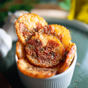 Kom met gouden pizza bites bestrooid met Italiaanse kruiden. Een knapperige en smaakvolle lowcarb snack ideaal voor een gezond keto dieet en gewichtsverlies.