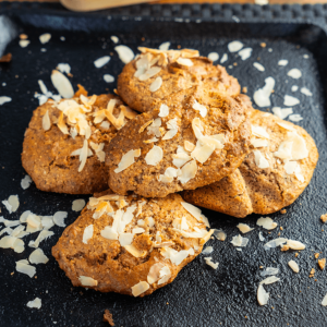 Een bakplaat met airfryer amandel-kaneelkoekjes, bestrooid met amandelschilfers — een koolhydraatarme traktatie voor gezond afvallen en diëten