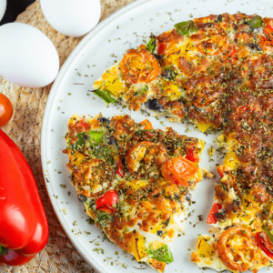 Een kleurrijke airfryer Keto omelet met paprika & kaas. Een koolhydraatarme, eiwitrijke maaltijd ideaal voor gewichtsverlies en een gezond dieet.