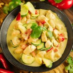 Een koolhydraatarme groene curry met kip, courgette en rode paprika, gegarneerd met koriander en limoenpartjes — een gezonde, smaakvolle maaltijd voor gewichtsverlies en een gezond dieet